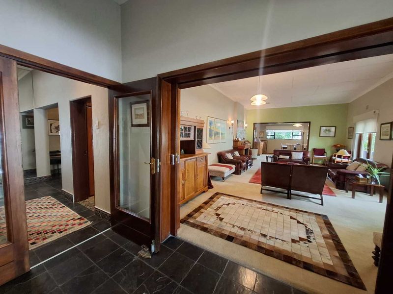 Home with three flats & a home office - Photo 4