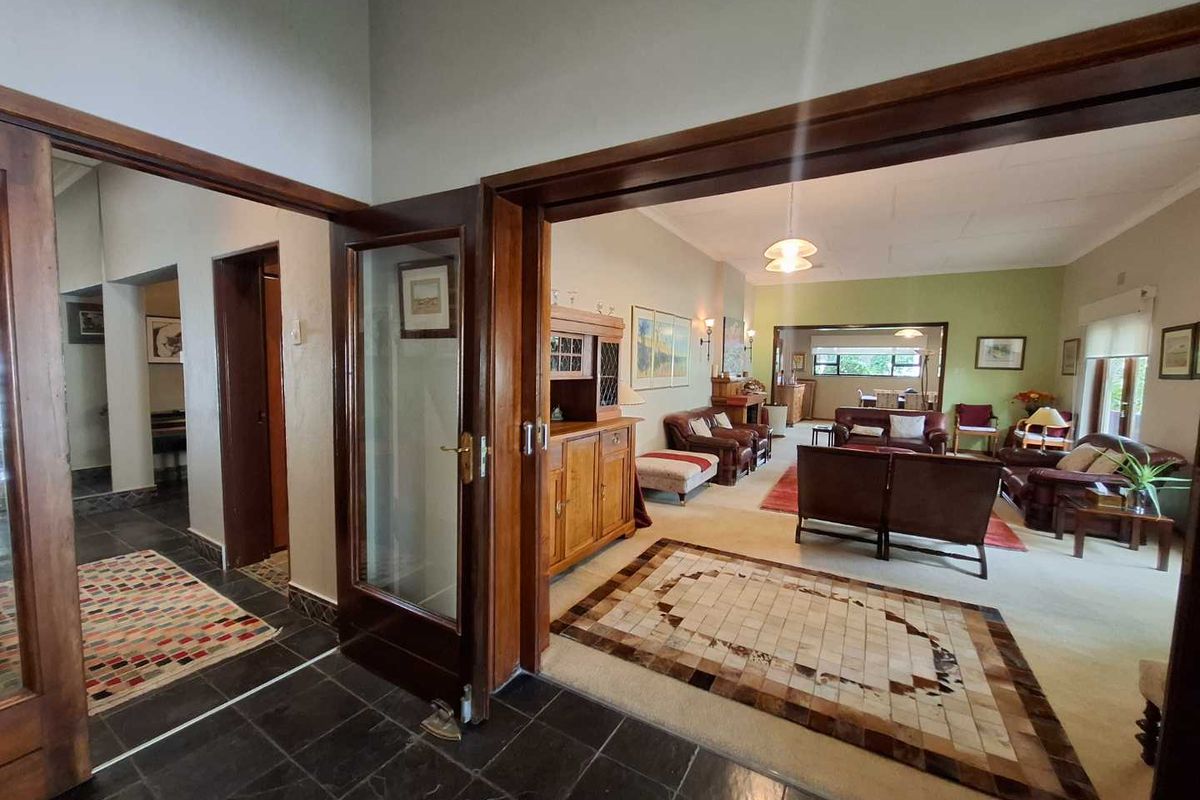 Home with three flats & a home office - Photo 4