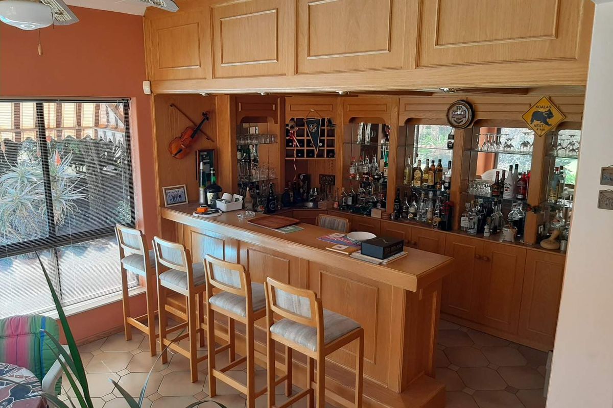 Charming 3-Bedroom Face Brick Home with Scenic Golf Course Views - Photo 2