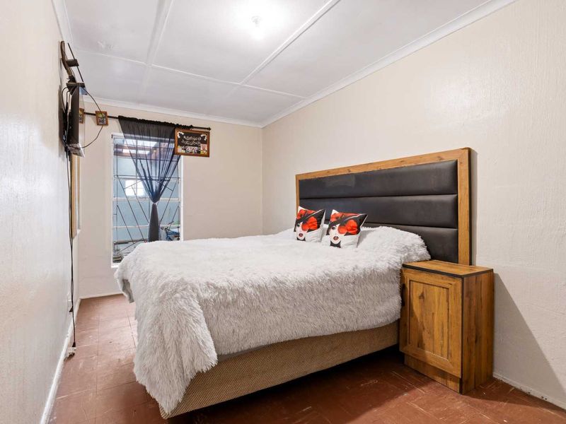 FREE STANDING ENCLOSED CORNER HOME - IN BEACON VALLEY - Photo 6