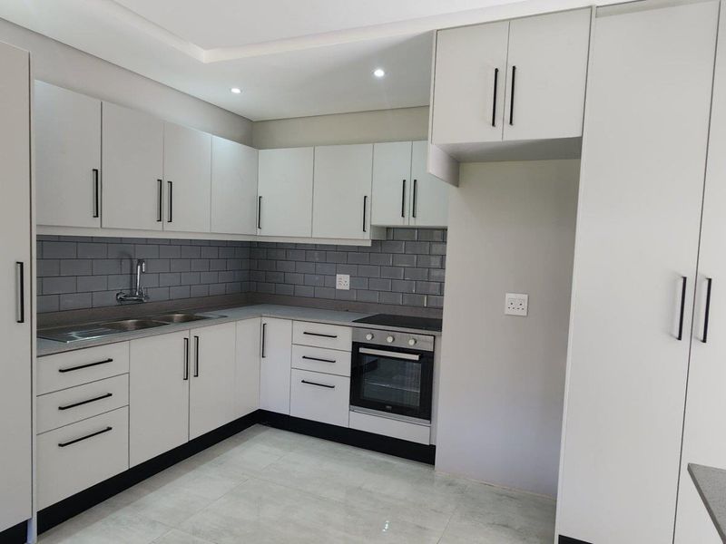 Just Renovated! Beautiful family home with garden flat. - Photo 7
