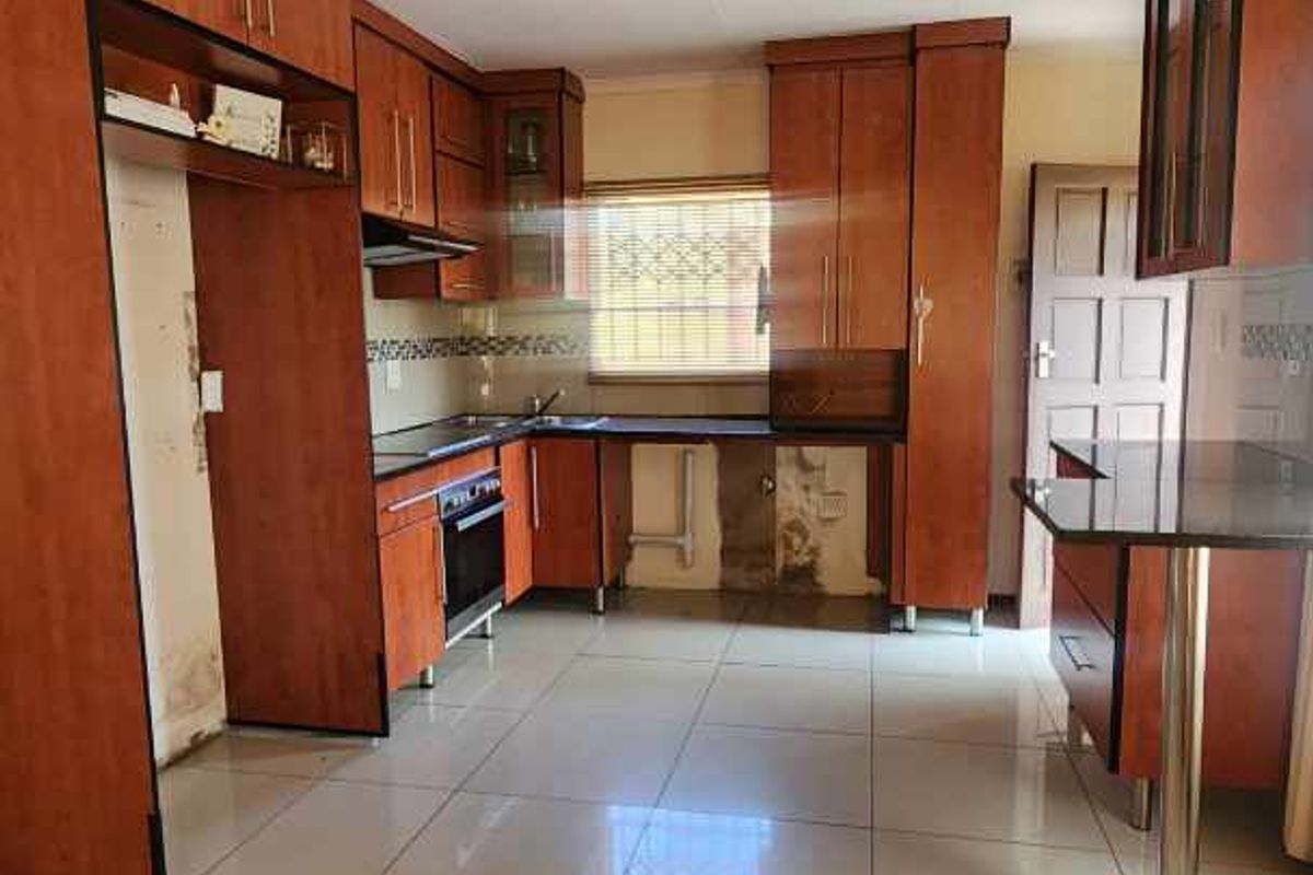 3 Bedroom Townhouse To Rent in Heatherview - Photo 4