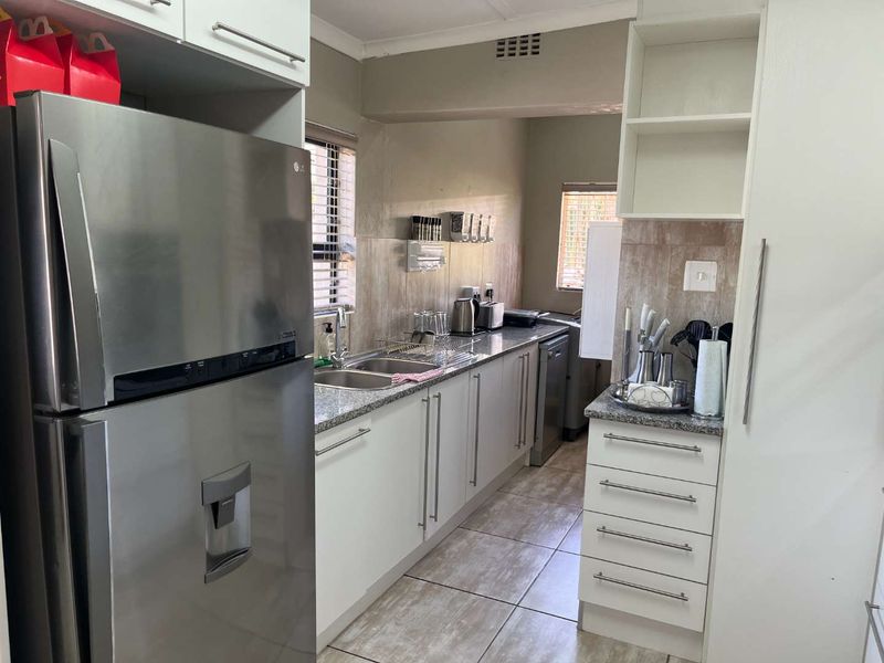 Stunning Family Home with Modern Flat in a Sought-After Neighbourhood - Photo 9