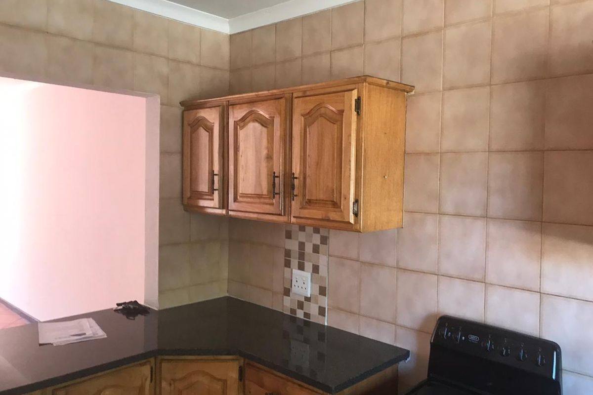 Neat 2 bedroom first floor townhouse - Photo 4