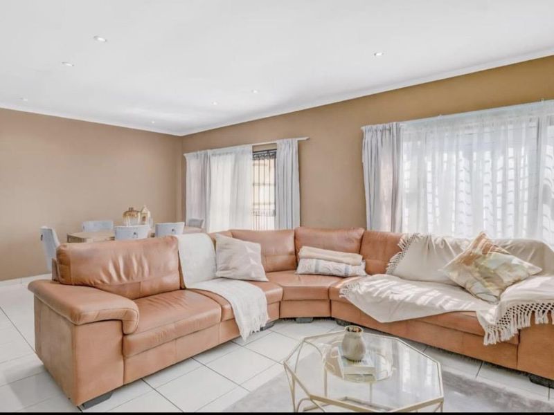 3 Bedroom Family Home in Prima Vista Estate, Mulbarton - Photo 4