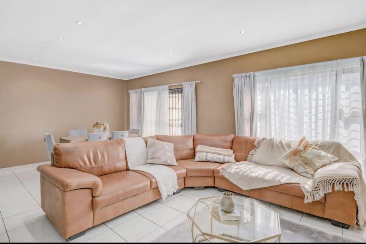 3 Bedroom Family Home in Prima Vista Estate, Mulbarton - Photo 4