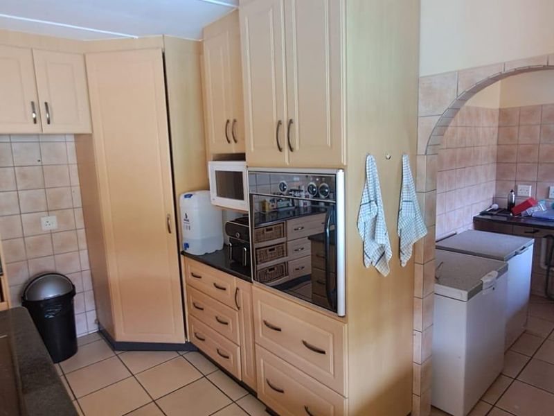 Spacious 5-Bedroom Family Home with Pool & Modern Finishes - Photo 9