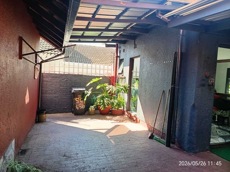 Welcoming Lock up and Go 3 bedroom home with flatlet/Salon For sale! - Photo 7