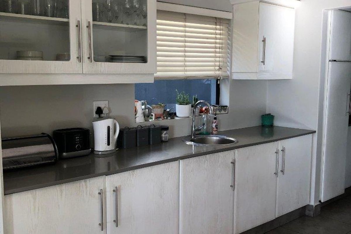 Beautiful Home with a Flatlet for Rental in Palm Lakes Estate - Photo 2