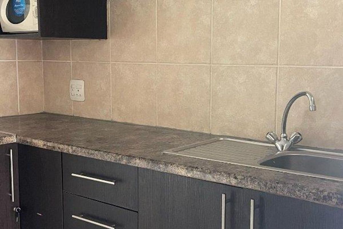 This spacious 2-bedroom apartment is in a majority student occupied complex. - Photo 5