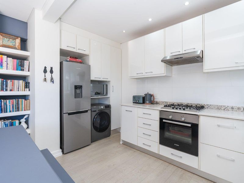 Beautifully Renovated 1-Bedroom with 45m2 Private Garden in Vredehoek - Photo 9