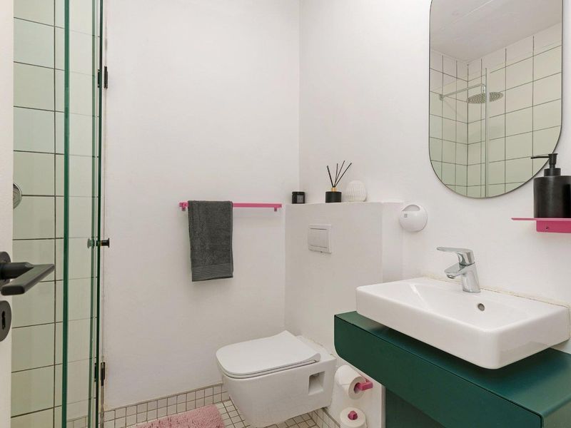 Slick fully furnished city pad - Photo 8