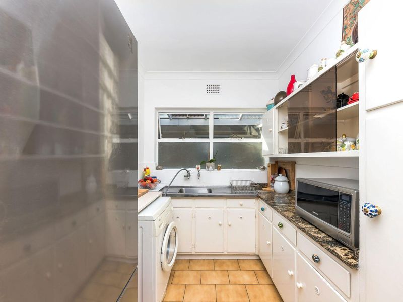 Spacious two bedroom home with leafy outlook in excellent location - Photo 8