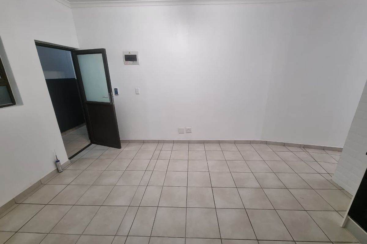 Newly Renovated Unfurnished 2 Bedroom Apartment To Rent in Observatory - Photo 3