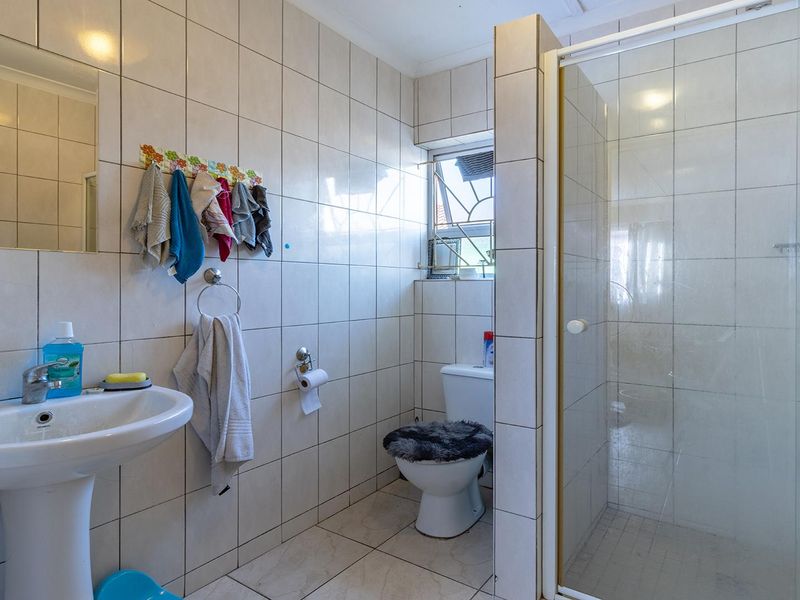 Spacious 2-Bedroom Home with Self-Contained 2-Bedroom Flat – Ideal for Families or Investment - Photo 8