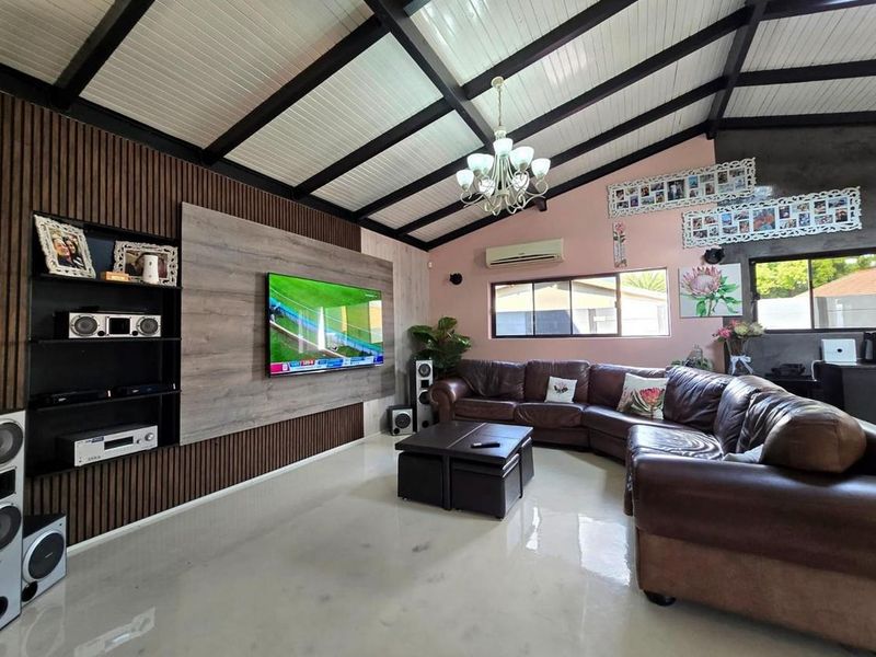 Explore Sophistication: 5-Bedroom Entertainment Escape! - Photo 7