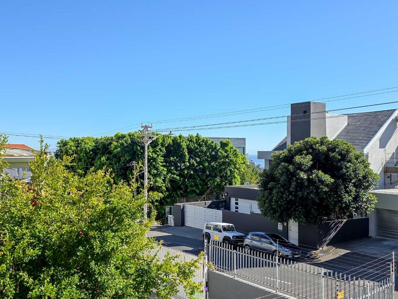 Grand old dame with pool and views - Photo 9