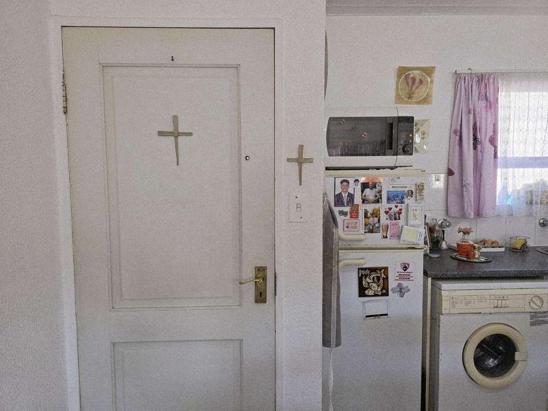 Fantastic lock up and go. Suite single or couple. - Photo 3