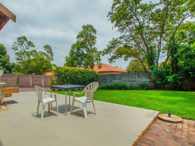 An Ideal Blend of Privacy, Space and Modern Allure. - Photo 9