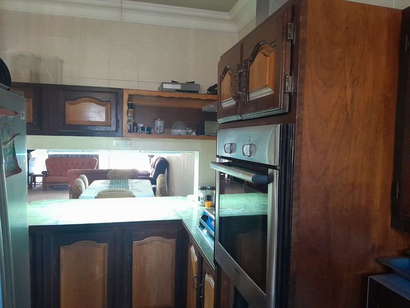 Safe and secure 3 Bedroom Apartment for sale South Crest - Photo 7