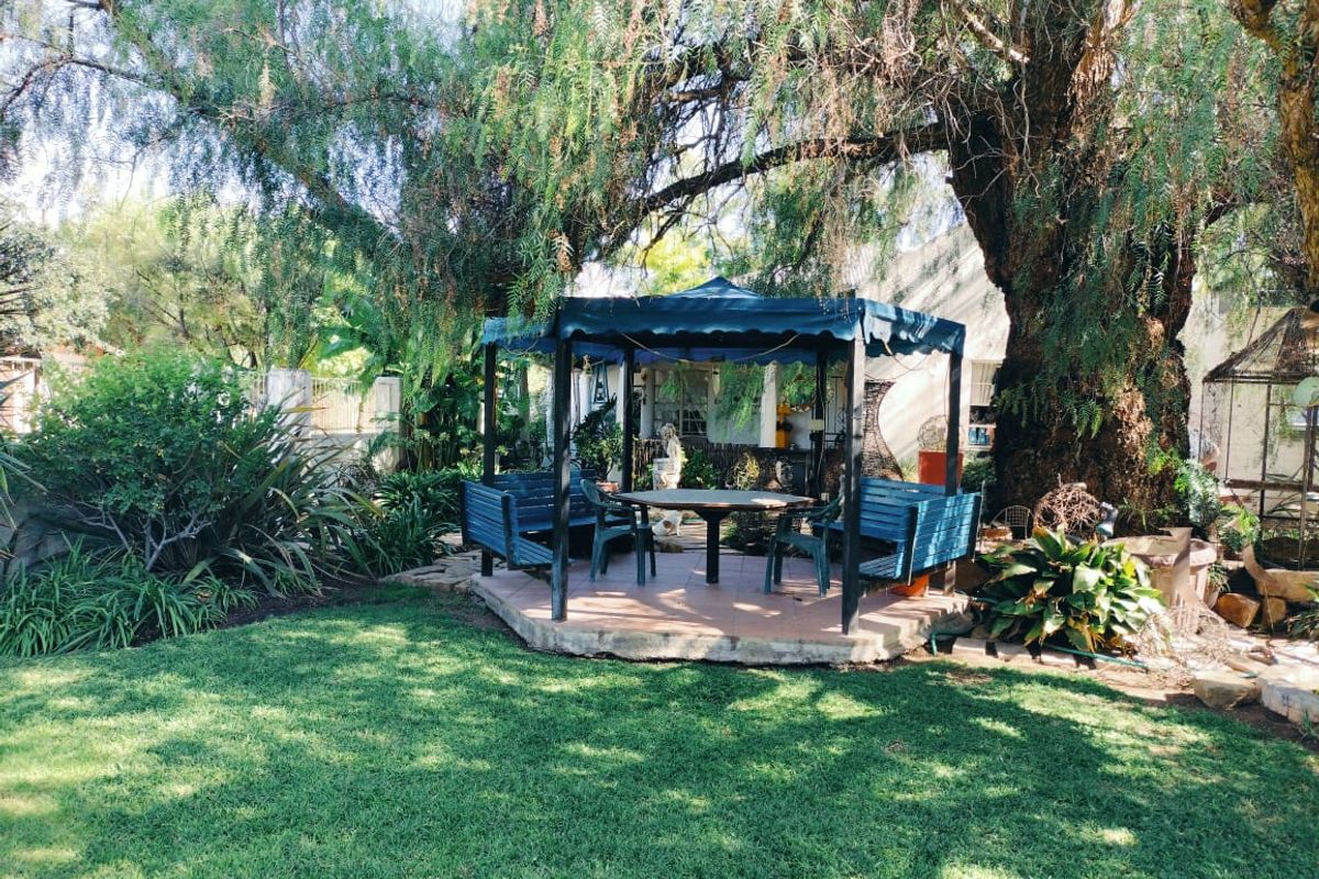 HOUSE IN EXCELLENT CONDITION. BEAUTIFUL GARDEN. BOREHOLE. NO REPAIRS NEEDED. - Photo 3