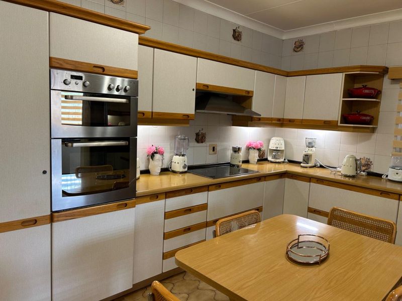 Stunning Family Home in Laudium Awaits Your New Memories - Photo 9