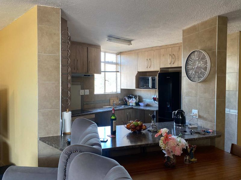 Well Kept Apartment For a Working Couple - Photo 3
