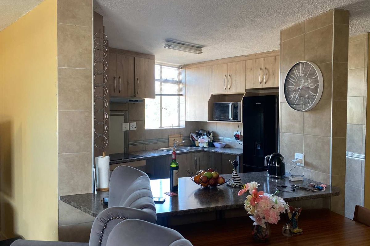 Well Kept Apartment For a Working Couple - Photo 3
