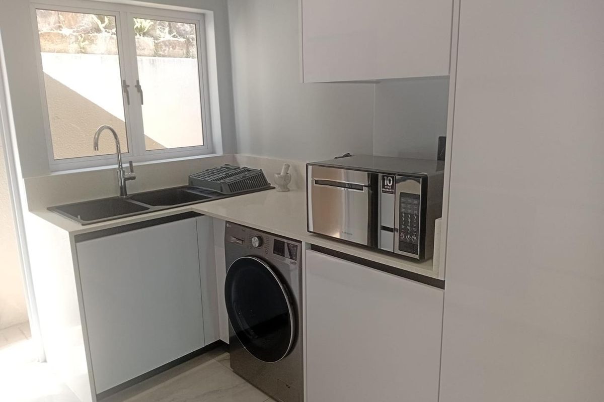 Renovated and modern cat friendly 2 bed 1 bath townhouse available 1 Feb 2026 - Photo 5