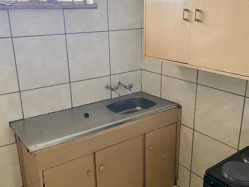 2.5 BEDROOM FLAT TO RENT IN PRETORIA WEST - Photo 5