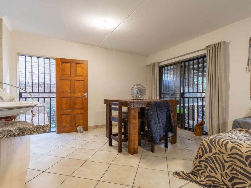 Four bedroom duplex in double security estate - Oukraal Estate - Tijger Vallei - Photo 4