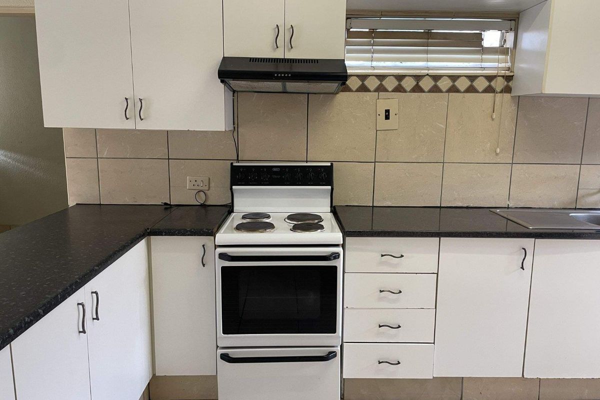 Three Bedroom Duplex to Rent in Crystal Park Mews, Benoni - Photo 5