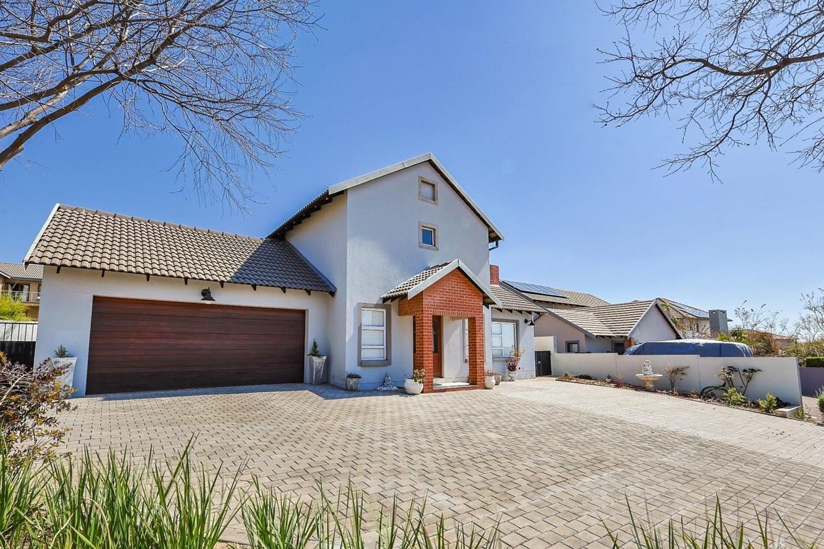 Stunning Family Oasis in Country View Estate – Your Dream Home Awaits! - Photo 3