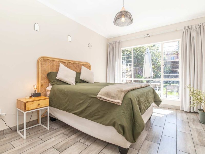 Spacious and Sunny Town house in sought after area of Gallo Manor - Photo 4