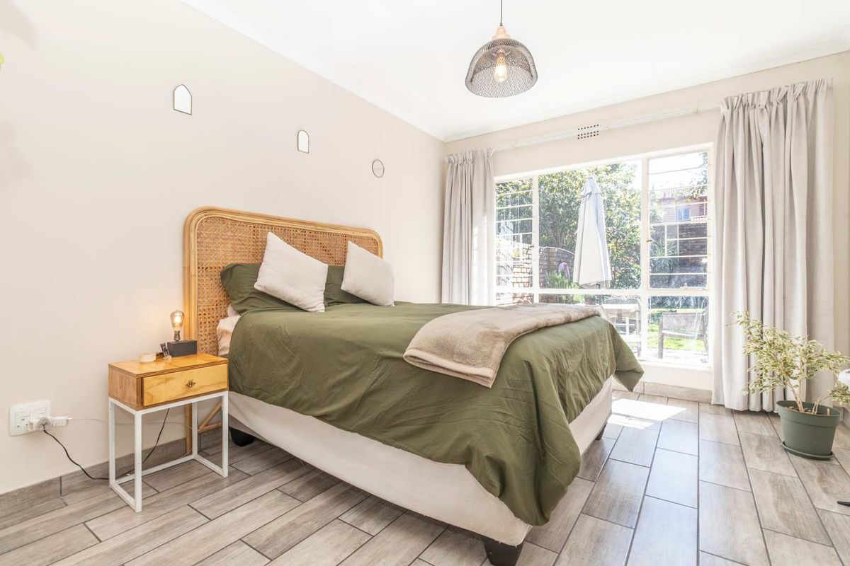 Spacious and Sunny Town house in sought after area of Gallo Manor - Photo 4
