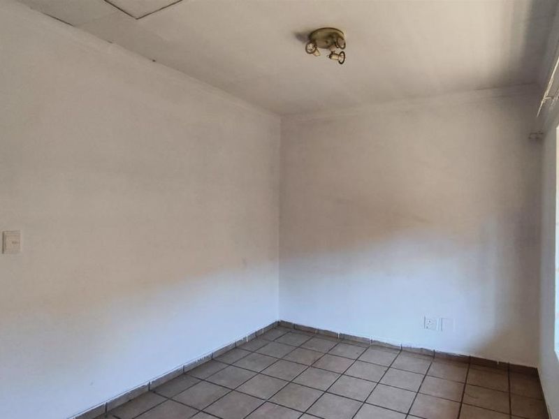 ** Charming 2-Bedroom Apartment with Modern Amenities** - Photo 9