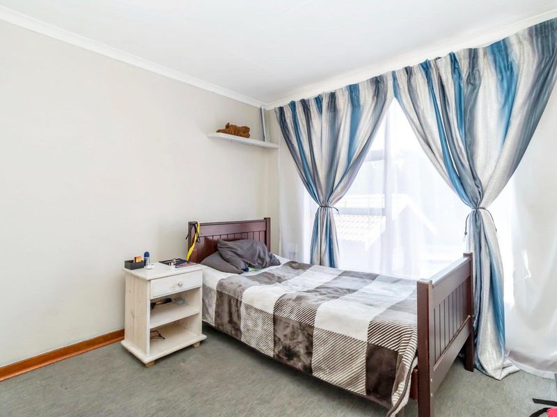 SPACIOUS 3-BEDROOM HOME WITH STUNNING BALCONY VIEWS. - Photo 8