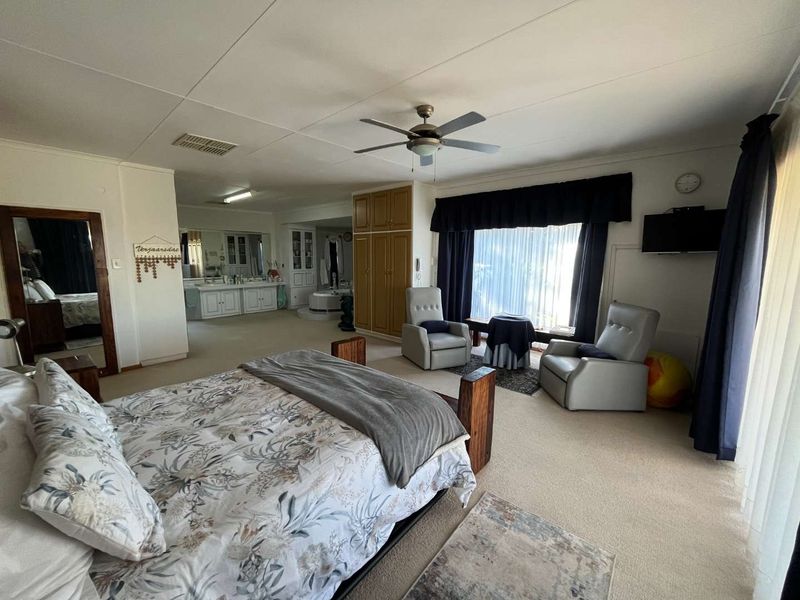 Impressive Family Home with Spectacular Views in a Prime Location - Photo 7