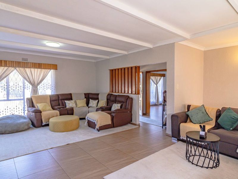 Massive 3-Bedroom Multi-Dwelling Property with 2-Bed Cottage, Pool & Study on 2,525 m2 Stand! - Photo 8
