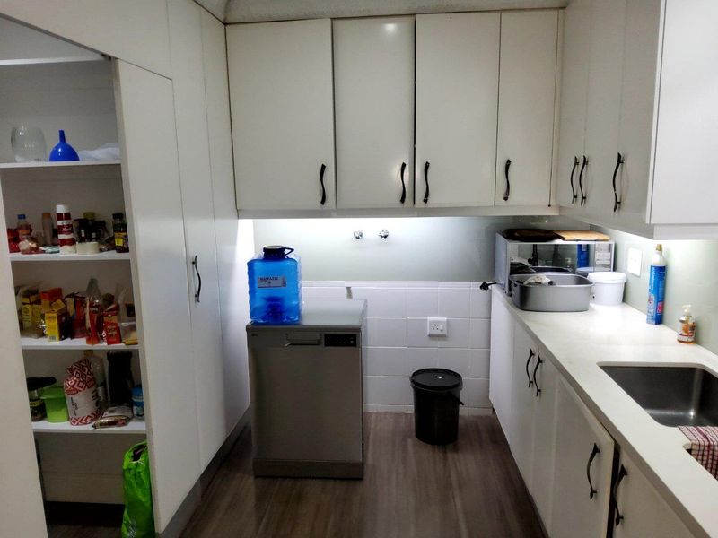 ***Exquisite Family Home in Quiet Neighborhood** - Photo 8