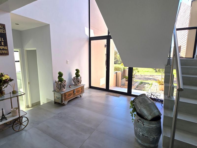 Elegant 4 Bedroom Family Home in The Hills Nature Reserve - Photo 2