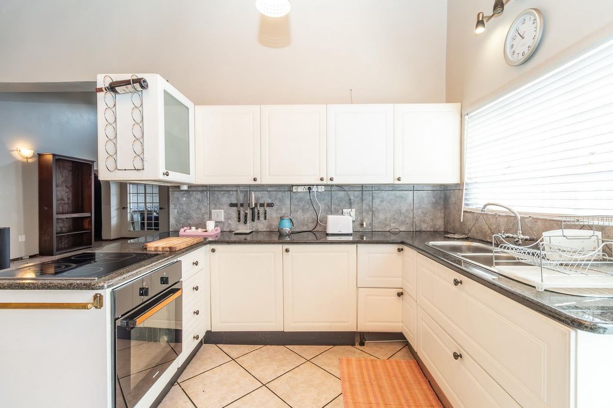DON’T JUDGE A BOOK BY ITS COVER – THIS HOME HAS IT ALL! - Photo 4