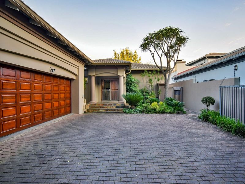 Stunning 5 Bedroom home where location is key! - Photo 4