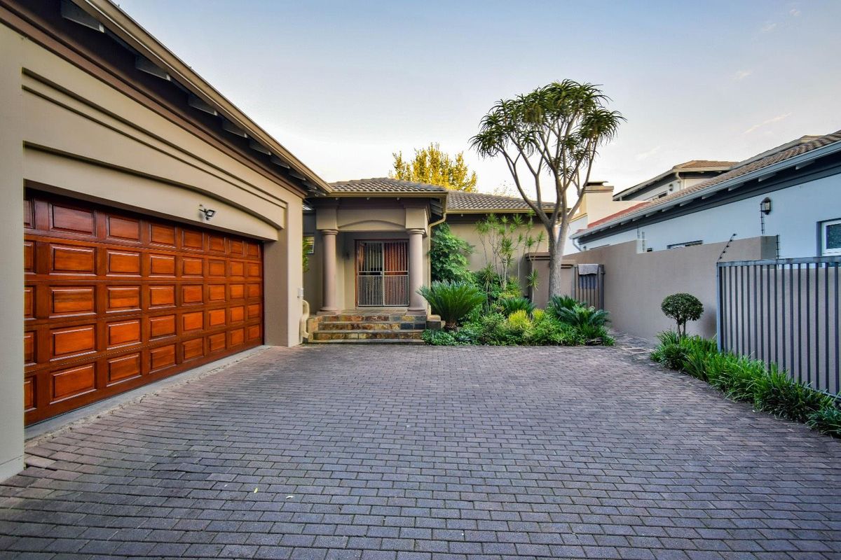 Stunning 5 Bedroom home where location is key! - Photo 4