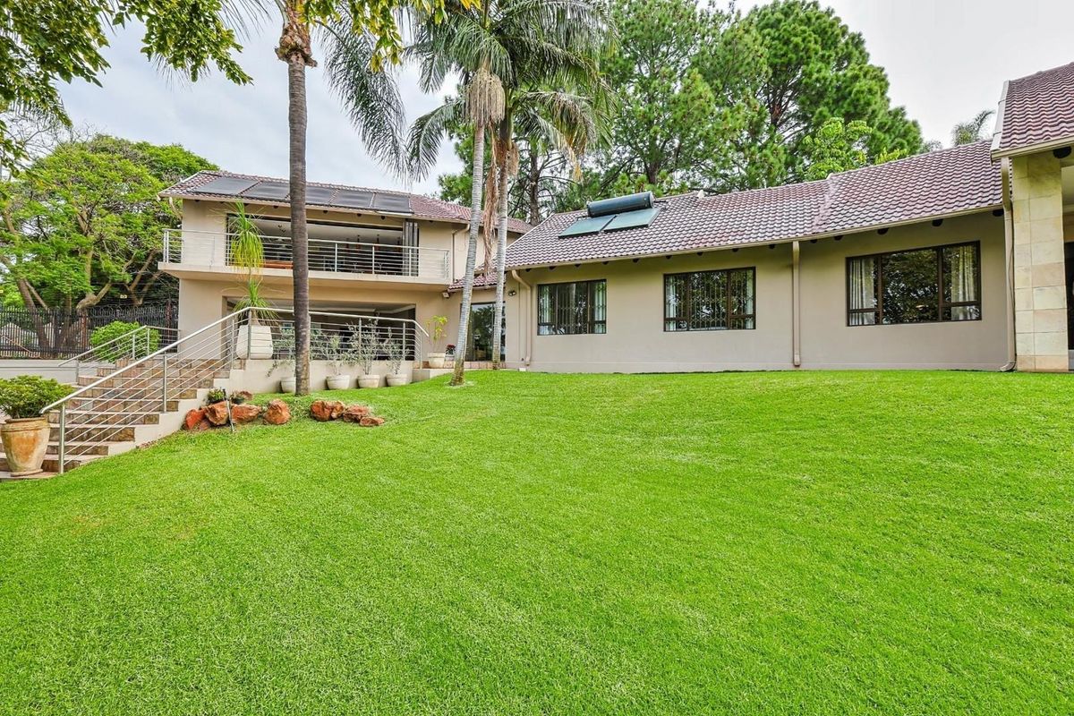 Spacious Luxury Living: 4-Bedroom Home with Separate 2-Bedroom Garden Cottage in Waterkloof - Photo 4