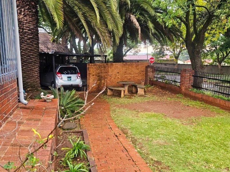 Spacious Family Haven with Flatlet, Skyline Views & No Loadshedding - Photo 4