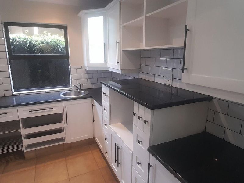 Stunning Lakeside Retreat with Modern Amenities - Photo 8