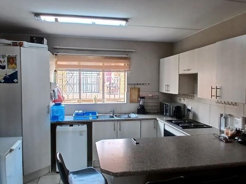 Secure ground-floor living with a private garden and top safety - Photo 6