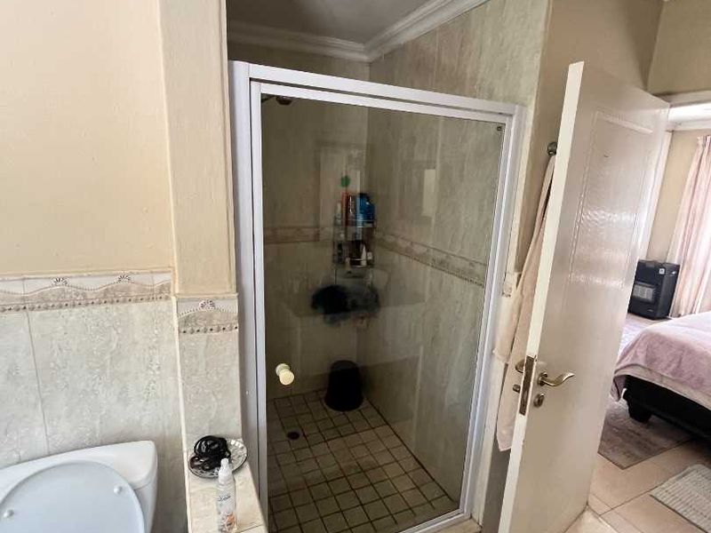 VERY SPACIOUS WITH SERVANTS QUARTERS - Photo 6