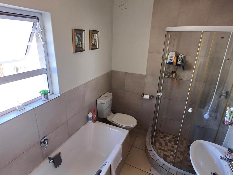 Lovely ground floor 2 bedroom apartment in a double storey standalone building - Photo 7